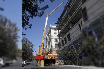 عملیات جرثقیل کاتو بوم‌بلند در ساختمان در حال احداث تهران - جرثقیل تهران (آبنیکی)