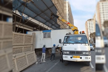جابه‌جایی کانکس اداری با جرثقیل کفی‌دار هیوندای در تهران - جرثقیل تهران (آبنیکی)