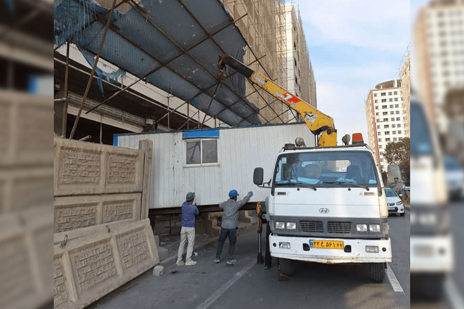 جابه‌جایی کانکس اداری با جرثقیل کفی‌دار هیوندای در تهران - جرثقیل تهران (آبنیکی)