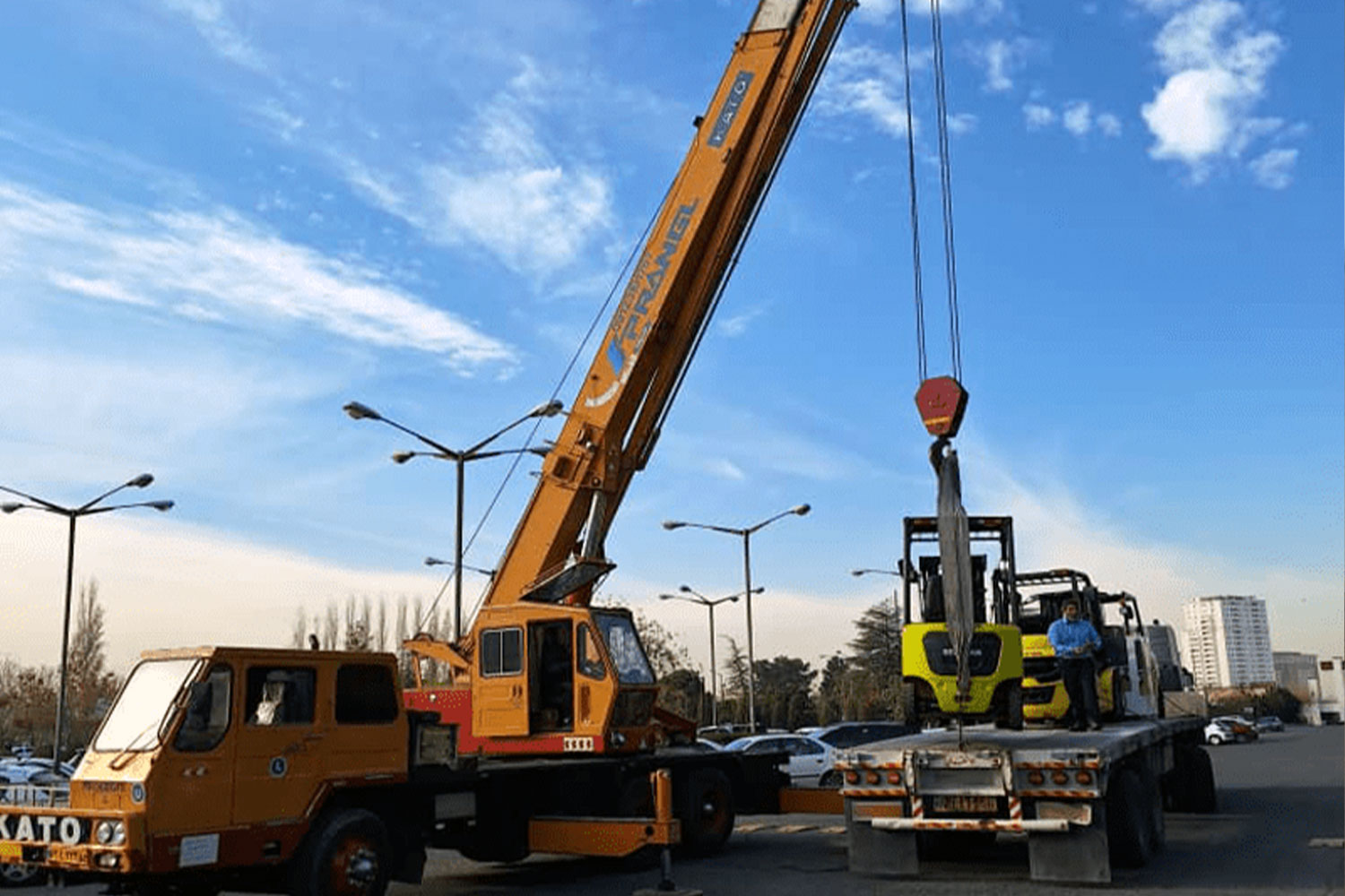 عملیات بارگیری لیفتراک با جرثقیل کاتو در تهران - جرثقیل آبنیکی