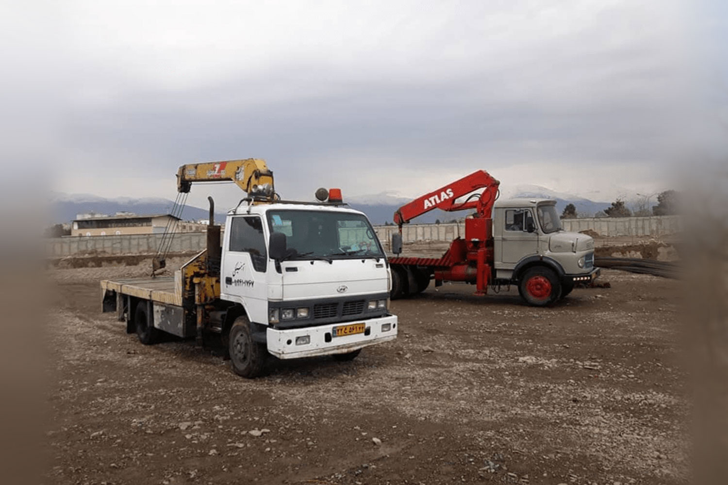ناوگان جرثقیل کفی‌دار هیوندای و اطلس در محل پروژه ساختمانی - جرثقیل تهران (آبنیکی)