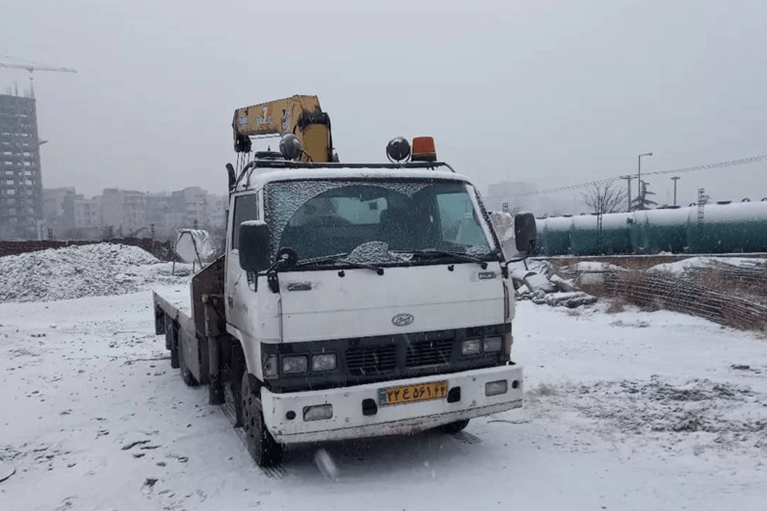 عملیات جرثقیل کفی دار هیوندای در برف و یخبندان تهران - جرثقیل آبنیکی