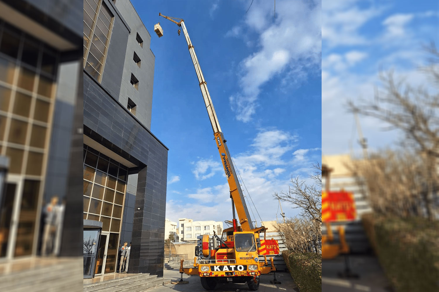 عملیات نصب چیلر در پشت‌بام ساختمان با جرثقیل دکل‌بلند کاتو - جرثقیل تهران (آبنیکی)